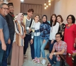 Ammar Zoni-Irish Bella Ceria Bareng Keluarga di Acara Pembukaan Kafe Bara Rusli