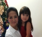Rasakan Kehangatan Natal, Gempita Nyaman Digendong Sang Nenek