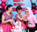 Bilqis Menyuapi Potongan Kue Pertamanya Untuk Ayah Razak dan Umi Kalsum