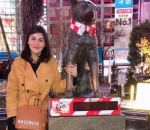 Tak Cuma Billy Syahputra, Hilda Vitria Juga Pose di Patung Anjing Hachiko
