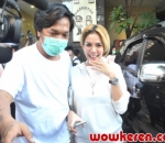Nikita Mirzani Pamer Senyum di Hadapan Media