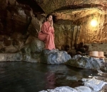 Masih Nikmati Kehangatan di Onsen, Syahrini Pose di Sumber Air Panas