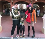 Tampil Imut Pakai Topi Super Lucu Saat Liburan ke Disneyland Tokyo
