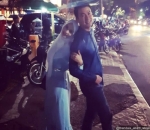 Mandala Shoji dan Istri Pose Mesra Saat Jalan Bareng 