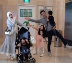 Family Time, Mandala Shoji dan Keluarga Asyik Pose di Depan Lift