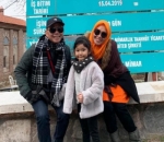 Kedinginan, Bilqis Tetap Lucu Pose Bareng Kakek dan Nenek