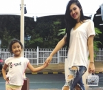 Jalan Bareng Anak, Della Perez Simpel Pakai Kaus dan Ripped Jeans