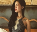 Della Perez Pede Pose Seksi di Atas Ranjang