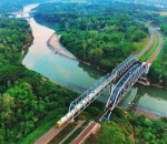 Jembatan Progo yang Menawan Dilintasi Oleh Kereta Api Prambanan Ekspres