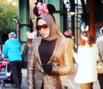 Tampil Lucu Pakai Bando Minnie Mouse