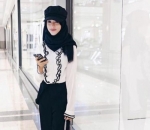 Bergaya dengan Topi di Mall