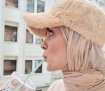 One-Tone Outfit dengan Topi Bulu Menggemaskan