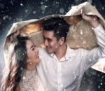 Verrell Bramasta Romantis Lindungi Natasha Wilona di Bawah Jas Miliknya