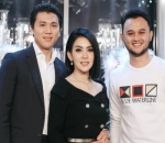 Reino Barack Rangkul Pinggang Syahrini Saat Pose Bareng Fotografer Andalan