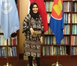Umi Khalsum Ceria Abadikan Momen di Kantor Perwakilan Indonesia 
