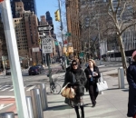 Umi Khalsum Kece Pose di Jalanan Amerika