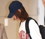 Jung Joon Young Terus Menundukkan Kepalanya Saat Tiba di Bandara Incheon