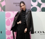 Nia Ramadhani Kece Padukan Dress Cantik dengan Jaket Leather Warna Hitam