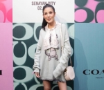 Nindy Tampil Berani Pakai Sweater Hasil Kolaborasi Coach dengan Disney