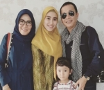 Ayu Ting Ting Sempatkan Foto Bareng Keluarga Sebelum Berangkat Umrah