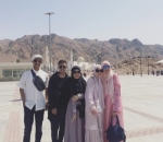 Ayu Ting Ting Ceria Pose di Jabal Uhud Bersama Rombongan Lain