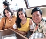 Asyik Pose Bareng Istri dan Adik Pertama Raffi Ahmad