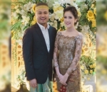 Outfit Tunangan dengan Tema Adat