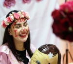 Wajah Dibuat 'Jelek' Dengan Coretan Lipstik di Berbagai Bagian