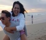 Nikmati Keindahan Pantai Sambil Digendong Bikin Ely Sugigi Bahagia