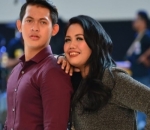 Pose Manja Sandarkan Dagu di Pundak Irfan Sbaztian
