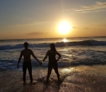 Romantis Berdua Nikmati Sunset di Pantai