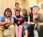 Imut Pakai Baju Rp 229 Ribu Saat Syuting YouTube Bareng Finalis 'Indonesian Idol Junior'