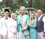 Pukau Publik dengan Wajah Tampan dan Sikap Tenang Saat Nikahkan Sang Kakak