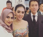 Syahrini Tetap Ramah Layani Permintaan Selfie Para Artis yang Diundang