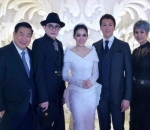 Syahrini Tampil Mempesona Bak Putri dengan Gaun Baru Serba Putih