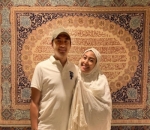 Ayu Dewi Tampil Sederhana Pakai Mukena Saat Ucapkan Selamat Puasa