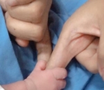 Umumkan Kelahiran Lewat Foto Manis Genggaman Tangan Sang Putri