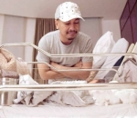 Manisnya Raditya Dika Terus Pandangi Sang Putri yang Baru Lahir