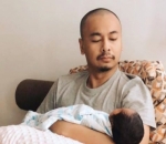 Tegang Gendong Anak, Kocaknya Raditya Dika Dibilang Mirip Wendi Cagur