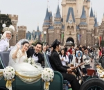Keliling Istana Pakai Kereta Kencana Ala Pasangan di Film Disney