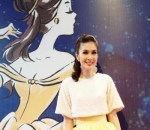 Tampil Ala Princess Belle Saat Jadi MC Acara Disney Indonesia