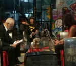 Robby Sugara Serius Membaca Skrip Dialog di Lokasi Syuting