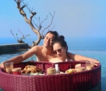 Berdua Nikmati Floating Breakfast 