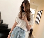 Padukan Kaus Polos dengan Hotpants Bak Anak Gadis