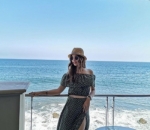 Seksi Pamer Pundak Saat Nikmati Suasana Malibu