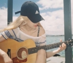 Rose Seksi Bermain Gitar