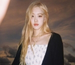 Wajah Sendu Rose yang Tetap Terlihat Cantik