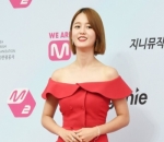 Nam Bo Ra Umbar Bahu Mulus dengan Gaun Merah Menyala
