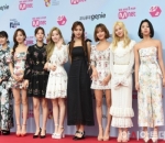 Twice Cantik dan Fresh dengan Dress Bunga-Bunga 