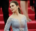 Tak Ragu Pakai Mini Dress Saat Hadiri Acara Penghargaan